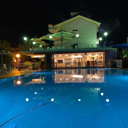 Hotel Minerva Gatteo a Mare Exteriör bild